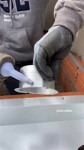 Instalando bocal na calha Gostou do vídeo? Comenta aí 👍 . . . . . . #uvscalhas #calheiros #calheiro #telhado #calheirosdobrasil #viral #foryou #arquitetura #engenharia #construção #construcao #reforma #construction #civil #obras #Konstruktion #Dachrinnen #engineer #gutters #roof #roofing #saopaulo #roofer #paraguacupaulista #строительство #водостоки #construcción #canalones #selabrasil | Uvs Calhas