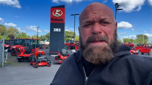 35K views · 310 reactions | Dans cette vidéo, je vous explique un peu les travaux que j’ai à faire à ma résidence et à mon chalet. Kubota Canada #kubotaconcessionnairedici | Hugo Girard | Facebook