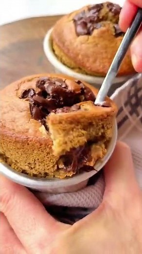 Owsiane muffiny z bananem, kawałkami czekolady i masłem orzechowym