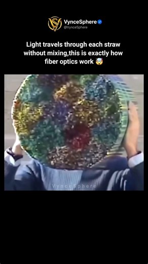 This is a real demonstration of how data travels using light in cables 💡