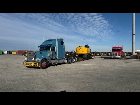 Loading & Unloading a John Deere 345P 💪🏾 #freightliner #trucking #heavyhaul #excavator #truckdriver