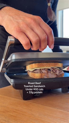 High Protein Roast Beef Toasted Sandwich For around 400 calories and over 30g of Protein per sandwich 🤯 Add this one to your breakfast this week for a super easy, on the go meal. You’ll only need 5 ingredients; breakfast doesn’t get much easier than this. Per beef Sandwich 407 Calories 33g Protein 24g Carbs 20g Fat Ingredients: 2ml olive oil spray 2 slices Country Split bread 150g roast beef (pre cooked from the deli) 1 Swiss style cheese slice 62ml gravy #toastedsandwich #beefsandwich #healthy