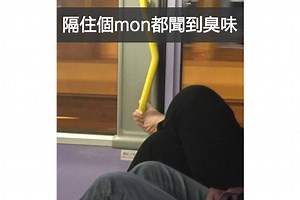 Man spotted holding bus handle with his toes to the amusement of netizens | Coconuts