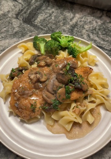 I promise this chicken Marsala won’t disappoint 😊 perfect for a quick weeknight or cozy weekend meal. Super simple and comes together in 30 minutes! #dinnerideas #dinner #chickendinner #easymeals #chickenmarsala