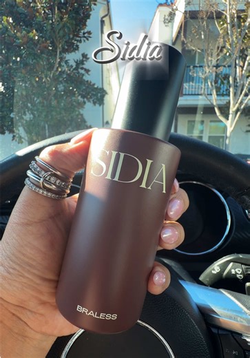 Just tried the @SIDIA body mist in Br*less and I am obsessed. It opens with black pepper, Spanish rosemary, and coconut for a fresh but slightly spicy first impression. The heart blends violet, black tea, peony, cedar, and orris, which makes it feel soft and subtly mysterious. As it dries down, patchouli, papyrus, vanilla cream, musk, and leather come through beautifully. The vanilla is creamy and layered, not sugary or overly sweet. If you love complex vanillas with depth and a little edge, you