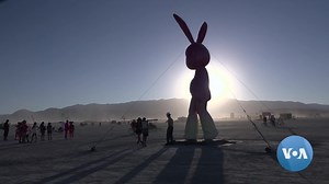 VOA英语视频：中国艺术家将装置艺术带入火人节