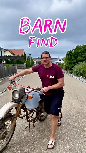 BMW R80GS: Perfekte Symbiose aus klassischem Charme und Restaurationspotenzial! In diesem Video präsentiere ich euch meine neueste Anschaffung: eine wunderschöne, gut gepflegte BMW R80GS. Dieses Motorrad hat nur wenige Kilometer auf dem Tacho und ist perfekt für einen Wiederaufbau geeignet. Doch auch im aktuellen Zustand überzeugt sie mich sehr. Der leichte Rost, den die Maschine aufweist, verleiht ihr einen gewissen Charme, den ich als besonders edel empfinde. Begleitet mich auf dieser Reise, w
