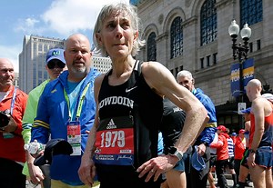 Joan Benoit Samuelson easily meets her goal in Marathon - The Boston Globe