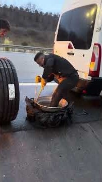 Remove the vehicle with the front tire completely fragmented in the easiest way