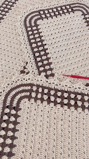 31K views · 484 reactions | Vem comigo fazer o arremate manual nessa peça em crochê! Link da aula aquihttps://youtu.be/Z8oeUEs-t9c?si=lbjXFJ3WbGJ5lNS5 #croche #crochet #tutorial #crocheting | Crochê da Alessandra | Facebook