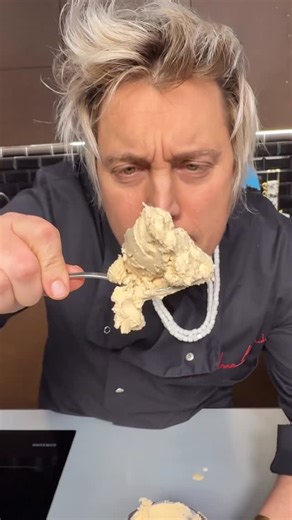 Andrea Mainardi on Instagram: "Gelato proteico, cremoso, setoso gusto caramello salato, caffè e cannella 💪🏻🔥 Se arrivi stanco in palestra, questo è quello che fa per te. Mix Uattàa pre workout . Più energia durante l’allenamento e maggiore concentrazione mentale grazie alla caffeina. . Pump e sensazione di muscolo più pieno grazie ai carboidrati. . Massima efficacia dell’allenamento fin da subito, attivando il processo di ripristino e ipertrofia grazie alle proteine. . In generale una miglior