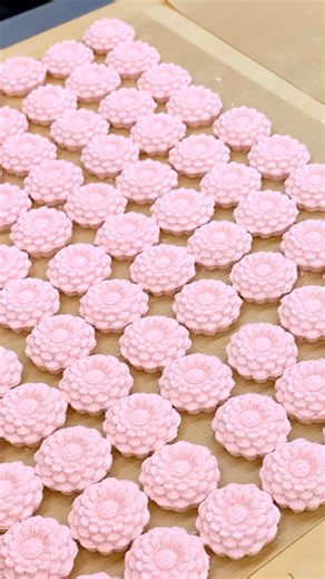 吉村 良和 on Instagram: "こちらは和三盆の菊の干菓子を打っている所です。 やわらかな赤に染めた和三盆と水のみでつくります。 木型は固くて狂いの少ない桜の木を使います。 木型を彫る職人は日本で10人もいないそうです。 #亀屋良長 #京菓子 #和菓子 #菊 #和三盆 #干菓子 #京都 #kameyayoshinaga #japanesesweets #japaneseconfectionery #chrysanthemum #kyoto"