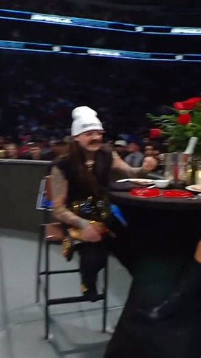 Et joyeuse Saint-Valentin 💕 de la part de Dom & Liv. #SmackDown | WWE France