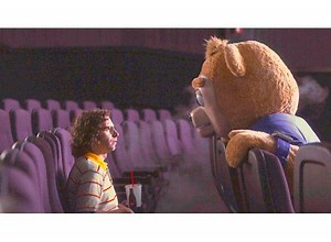 ニセ教育番組を25年見続けた青年が主人公！映画『ブリグズビー・ベア』本予告編
