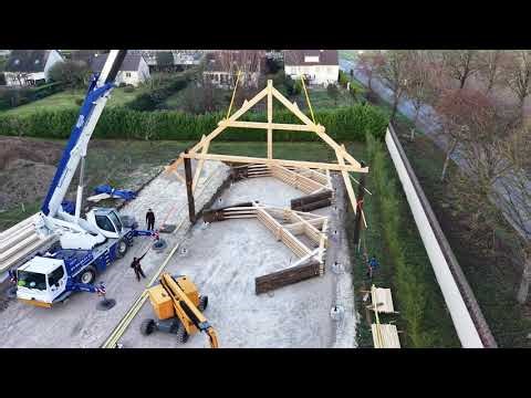 Levage d'un hangar agricole en charpente traditionnelle