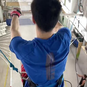 Tandem training for Force out swing 💪 This is good method for swing training. Hope our student got a tip!! Flyer: @ban_takuya_1996_ Coach: @mac_saito タンデムトレーニング‼︎ Fly’n Fit ではスイングを練習する時にやる特殊な方法です。 スタッフと一緒に飛ぶことでどのくらいのスピードで振るのか、どのくらいカラダがピンとしてるのか、いつ腕を曲げていつ伸ばしているのかなど肌に感じることができます。 今回はスイングの中でも特に難しいフォースアウトスイングをMacと一緒に飛んでみました‼︎ 何か一個でもコツやヒントが見つかるといいなぁ🥳 #flyingtrapeze #circus #tandem #forceoutswing #training #trainingmethod #circusinternational #circusschool #nagoya #flynfittrapezestudio #空中ブランコ #サーカス #