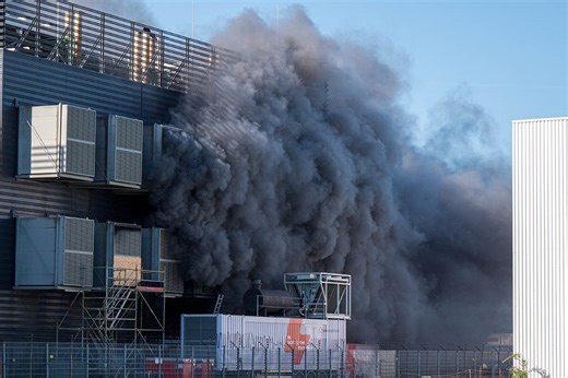Zeer grote brand bij datacenter Rondebeltweg - HV-Almere