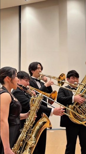 中低音が重厚な響きで楽曲を支え、堂々たる行進を導く。