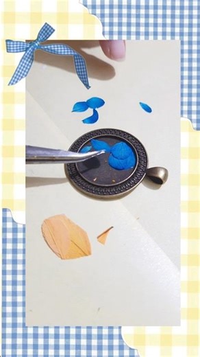 How to Make Resin Pendants: Beginner's Guide #diy #homedecor #woodpendant #resinpendant #resindiy