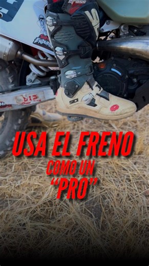 🔥 Técnica clave de freno trasero en enduro 🔥 Muchas caídas de espaldas no pasan por falta de gas… sino por no usar bien el freno trasero. Esto suele ocurrir al despegar en un pequeño salto o justo al coronar una subida ⛰️🏍️ En este vídeo te explico cómo usar el freno trasero para corregir la moto justo al caer y evitar el loop, y lo más importante: 👉 cómo aprender a practicarlo paso a paso, de forma segura y progresiva. Control, técnica y confianza. Esto marca la diferencia en el enduro 💪 -