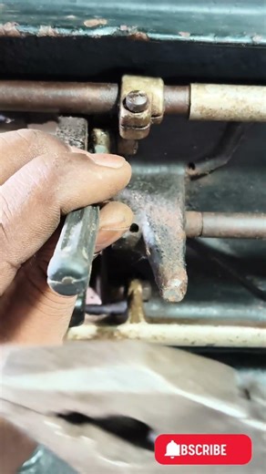 The clothes are not moving in the sewing machine #sewingmachinerepairing#middeysewingmachine#shorts