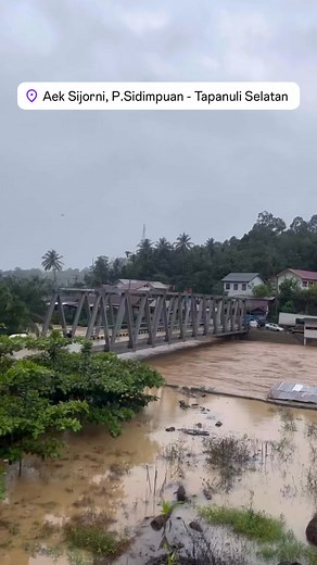 Suasana Pagi ini Rabu 26/11/25 Jalan Lintas dari Padangsidimpuan menuju Mandailing Natal dekat objek wisata Aek Sijorni, Masih Lumpuh Total. Air Sungai masih meluap ke badan Jalan dengan dalaman mencapai leher orang dewasa. #tapanuliselatan #tapsel #visitsidimpuan #padangsidimpuan #tabagsel #mandailingnatal #tapsel | Visit Sidimpuan