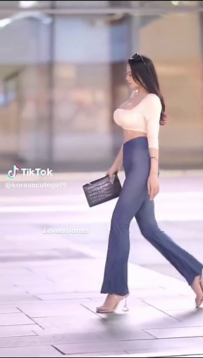Beautiful Chinese Street Fashion Models Walking in Public