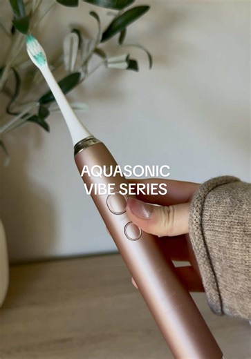 This AquaSonic Vibe Series Toothbrush gives a deep clean with 40,000 vibrations per minute ⚡️ It comes with 8 brush heads, wireless charging, and a travel case — so aesthetic in satin rose gold 💕 Whitening, polishing, and gum care all in one.