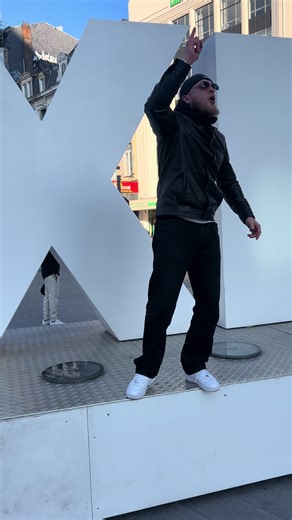 À quoi bon gagner le monde entier, si au passage tu perds l’essentiel ? Le succès, l’argent, la reconnaissance… tout cela est vide si ton cœur s’éloigne de Dieu. Ne perds pas ton âme pour des choses qui passent. Choisis ce qui demeure. ✨ « Et que servirait-il à un homme de gagner le monde entier, s’il perdait son âme ? » — Matthieu 16:26 #bible #dieu #vie