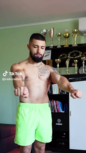 Fix Your Front Lever Retraction 💪🔥 If your front lever is stuck because of weak retraction, this drill will unlock your next level. We’re working through 5 progressive levels of protraction & retraction to build bulletproof scapular control 👇 1️⃣ Tuck FL Protraction/Retraction 2️⃣ Advanced Tuck Protraction/Retraction 3️⃣ Band (40–80lb) – both parts 4️⃣ Band (40–80lb) – one part 5️⃣ Band (10–35lb) – minimal assist Master these and watch your front lever transform. This isn’t just strength – it