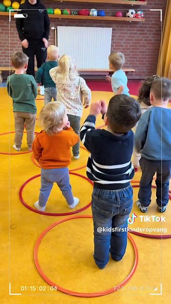 SPRING & SWING!! Iedere week gaan we 1 ochtend naar de basisschool om te dansen, springen en rennen. Ook met de bal overrollen is een groot succes! #Kidsfirst #Bewegen #Dansen #Swingen #Springen
