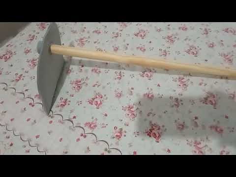 enxada feita com papelão, Eva e madeira.( ferramentas reciclada)