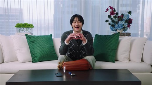 Ahn Hyo-seop’s Messenger Bag Is Filled With Fan Gifts