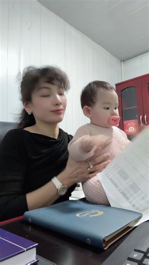 Ella đi làm cùng mẹ ngoại mà nghịch lắm nha ❤️