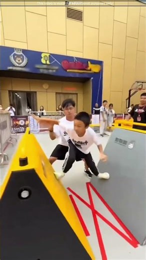 Two kid parkour race #shortvideo #race #parkour