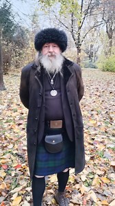 Gute Woche! 🍂🌧️💚 Beautiful week! * 🇬🇧 version below * Ob es bald schneit? * Ich wünsche euch eine erfolgreiche und gesegnete Woche, euer Druid Mac Tire. 💚/|💚 * 🌎🌿 Peace 🌿🌍 * Will it snow soon? * I wish you a successful and blessed week, your Druid Mac Tire. 💚/|💚 * * * #druid #autumn #druidsofinstagram #druide #druidry #triskele #kilt #paganism #beard #celtic | Mounty R. P. Zentara