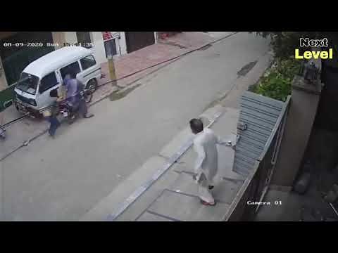 CCTV Footage | Thieves Caught Red Handed By The Owner While Stealing The Sideview Mirrors Of His Car
