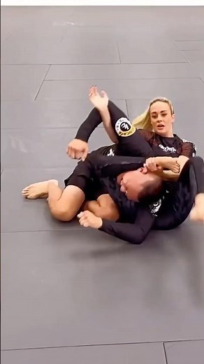 Laura Sanko Inverted Triangle Choke 😱 | Jiu-Jitsu Headscissors #JiuJitsuGirls #UFC