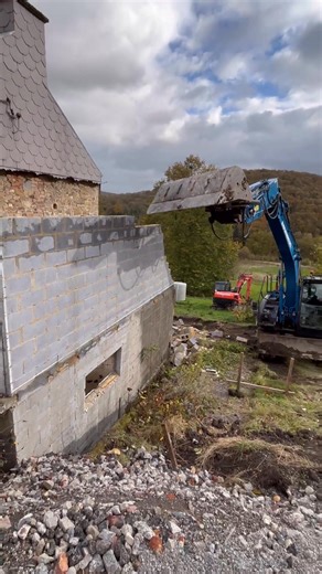 Démolition en cours à Arbre 👷‍♂️🚧 | Terrassements Raymackers & Fils