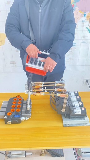 Proportional wireless remote control for hydraulic crane Crane truck, concrete pump truck, aerial work truck#crane #grúa #joysticks #grue #guindastes​. #pm #Palfinger #zoomlion #sany #effer #excavator #tractor #skidsteer #hiab #pilling #drilling #remotecontrolcraneoperator #Remotecontrolofliftingtruck | Crane RC truck