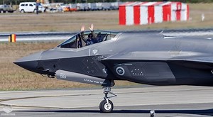 The best wave video ever at WLM ! Pilots waves from F-35 taxiing at WLM Just in case you didn't guess - thanks to Grok for helping with this video !! #fblifestyle | Williamtown Plane Spotting