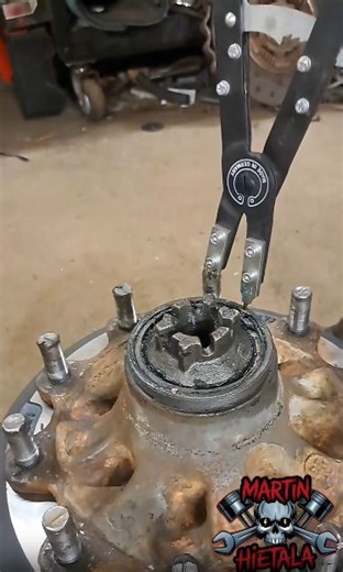 KNIPEX on Instagram: "When internal circlips turn out to be a bit larger again … ... that’s when the KNIPEX Internal Circlip Pliers 44 10 J6 come into play! A releasable locking mechanism, interchangeable tips, and a black powder-coated finish make this tool a reliable long-term companion in the workshop. Bring on the big rings. 📽️ @martinhietala #knipex #tools #germantools #handtools #mechaniclife #garage #workshoptools #garagelife"