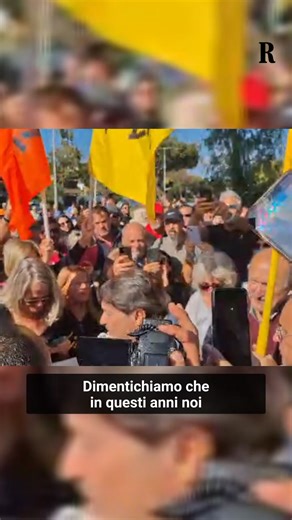 Applausi, abbracci e commozione. Sono oltre trecento le persone che si sono date appuntamento a Pomezia, fuori dall'abitazione di Sigfrido Ranucci, vittima di un attentato. A organizzare la protesta è stata la rete No Bavaglio al grido di "la tua scorta siamo noi". Ranucci è uscito di casa per salutare di persona i cittadini arrivati a Campo Ascolano per mostrargli solidarietà. "ll riconoscimento che mi state mostrando con affetto lo voglio allargare a tutta la squadra di Report". video di Marco