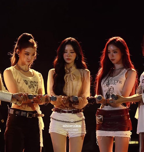 Anna fancam highlights — MEOVV 'DDI RO RI' performance
