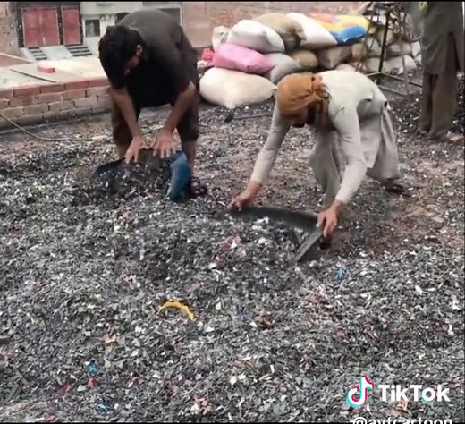 Proceso de reciclaje de plásticos para fabricar guardabarros
