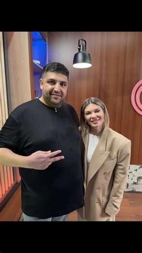 Gina de la MasterChef este o persoană deosebită ❤️ Exact cum o vedeți la televizor, așa este și în realitate: caldă, sinceră și plină de energie. M-am bucurat să o cunosc și să schimbăm câteva vorbe despre pasiunea pentru gătit. Mulțumesc pentru vibe-ul fain, Gina! 🔥🍔