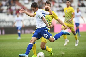 Ustalio se u momčadi Damira Burića, zaradio je poziv u mladu reprezentaciju, a Split mu je draži od Monte Carla: lijevom bočnom Bijelih cvatu ruže, ali on poručuje da će raditi još više