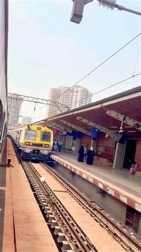 Mumbai Local Train Journey | Real Mumbai Vibes 🚆🔥##mumbai #short #mumbailifestyle #mumbailocal
