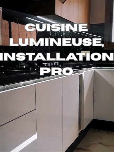 Une cuisine bien éclairée est une cuisine où il fait bon cuisiner ! 💡 Nous avons réalisé toute l'installation électrique : des prises stratégiques pour l'électroménager jusqu'aux LED sous les meubles. La performance au service du design. #ElectricitéCuisine #EclairageLED #InstallationElectrique #CuisineModerne #DesignIntérieur #Expertise