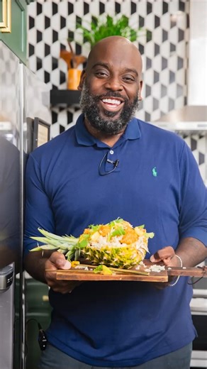 Sesame Shrimp Pineapple Bowls?! Yup, soooooo good and super easy. Grab the recipe from the DariusCooks App! | DariusCooks